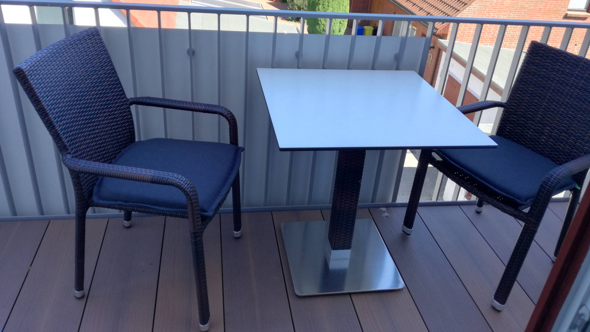 Terrassenstuhl Modus mit Edelstahl Tischgestell Mezza und Hol Tischplatte Terrassenstühle Arne