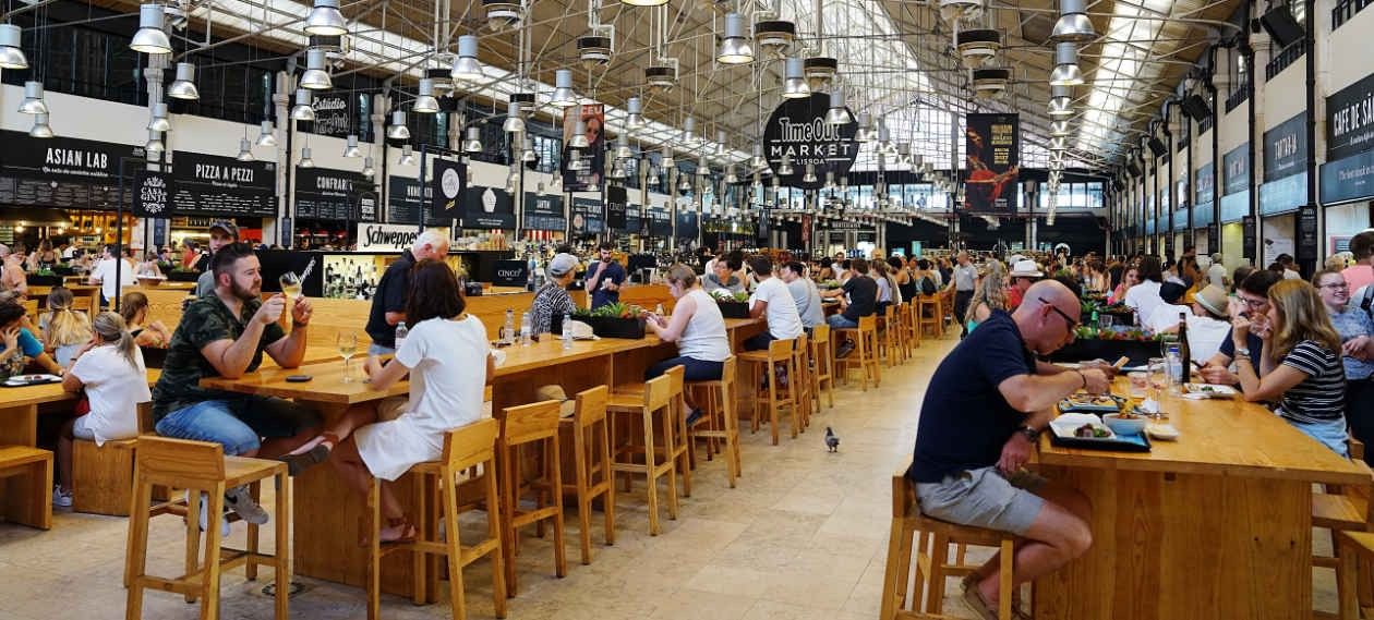 Gaststätte mit großem Gastraum Gastronomie Stühle und Tische indoor Bereich