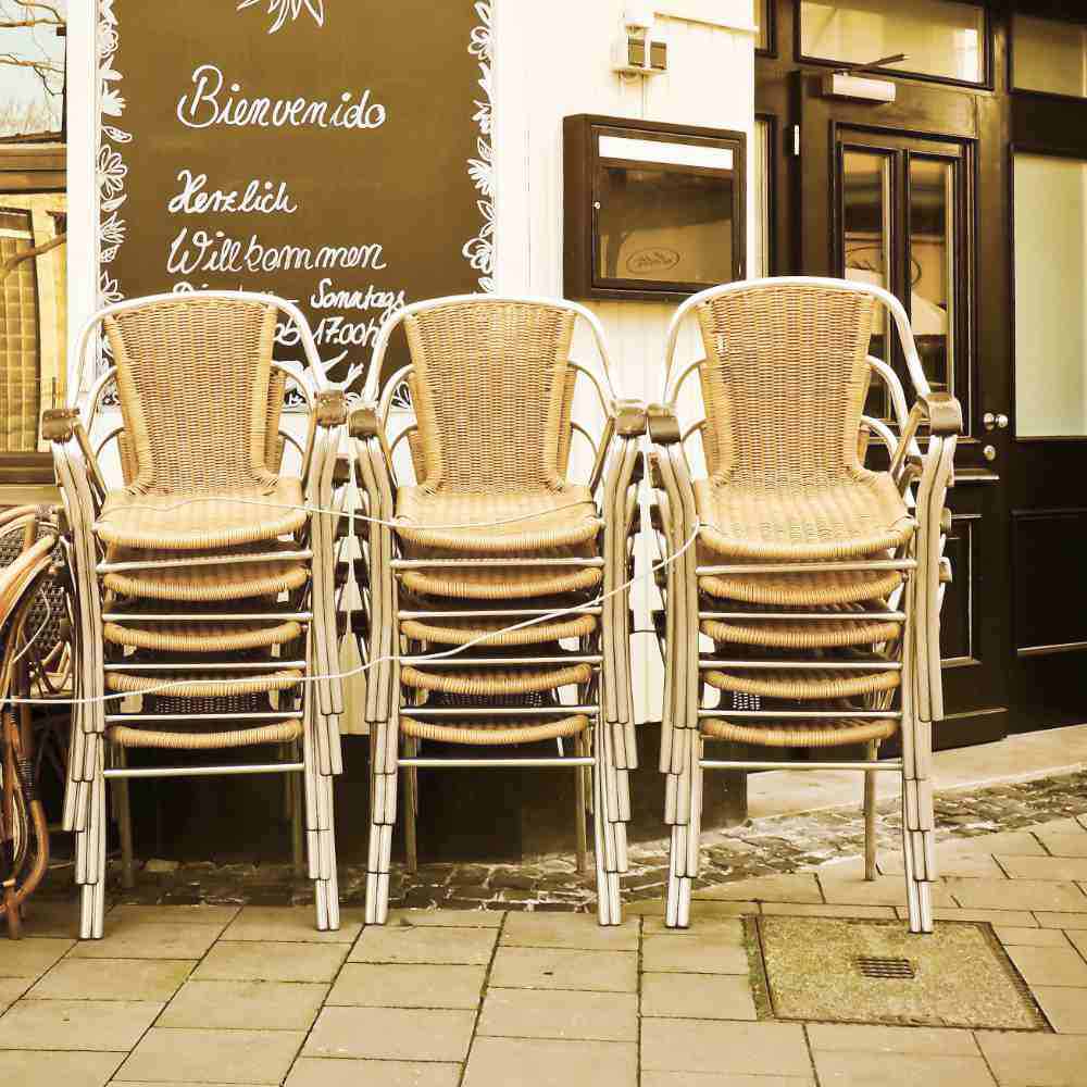 Gastronomie Terrassenstühle und Gartenstühle gestapelt