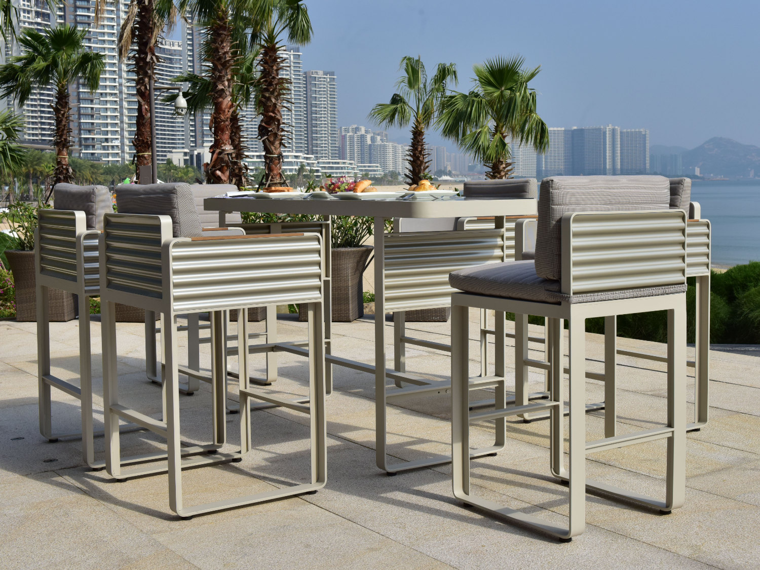 Gartenbar-Set-BArhocker-und-Stehtisch
