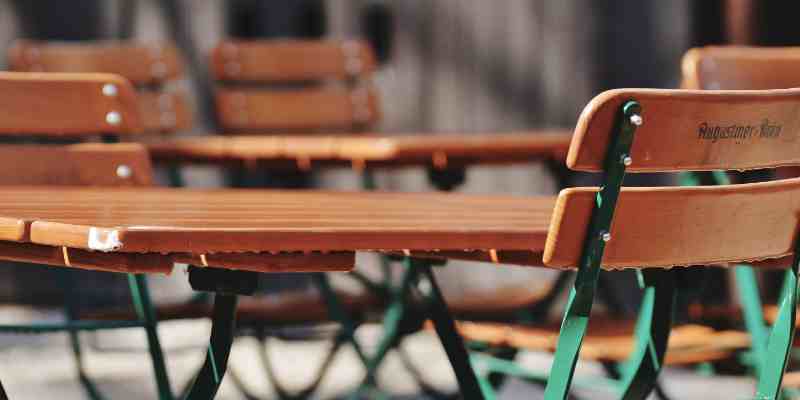 Biergartenstuhl im klassischen Biergarten